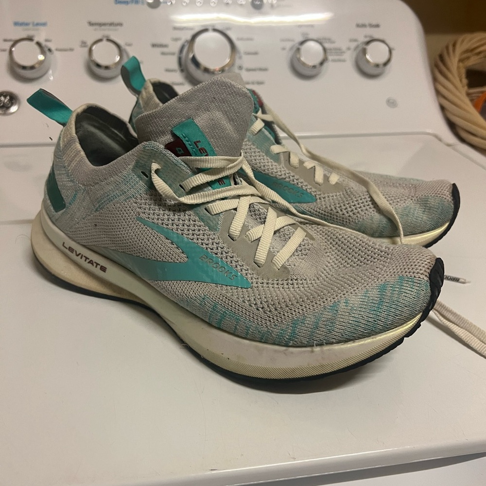 Brooks teal tennis shoe